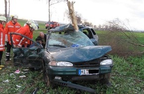 Polizeiinspektion Hildesheim: POL-HI: Pkw schleudert gegen Baum, Fahrer schwer verletzt