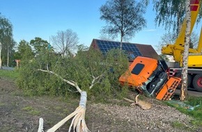 Polizei Minden-Lübbecke: POL-MI: Sattelzug kommt von Straße ab und kollidiert mit mehreren Bäumen