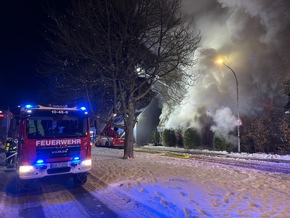 FW-AUR: Geb&auml;ude nach Durchz&uuml;ndung vollst&auml;ndig in Flammen