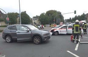 Feuerwehr Mülheim an der Ruhr: FW-MH: Blutkonserventransporter auf der Einsatzfahrt verunfallt