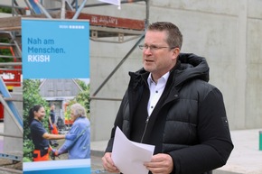 RKiSH: Richtfest f&uuml;r neue Rettungswache Nordoe: Klinikum Itzehoe und RKiSH st&auml;rken die Notfallversorgung der Region Rohbau steht nach weniger als f&uuml;nf Monaten Bauzeit | Einzug f&uuml;r Dezember 2026 geplant