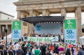 Andechser Molkerei Scheitz GmbH: "Wir fordern BIO für Alle!": Aktionsbündnis zeigt beim politischen Frühstück in Berlin im Beisein von Bundeslandwirtschaftsminister Cem Özdemir Gesicht