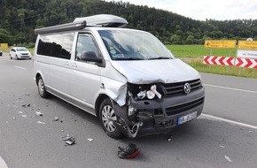 Kreispolizeibehörde Höxter: POL-HX: Kollision mit dem Gegenverkehr - drei Verletzte