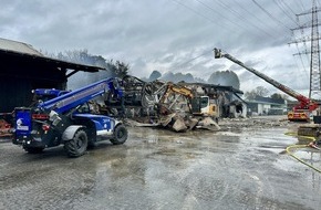 Freiwillige Feuerwehr Hünxe: FW Hünxe: Folgemeldung: Halle eines Gewerbebetriebs in Vollbrand