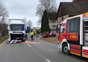 KFV Bodenseekreis: Schwerer Verkehrsunfall zwischen PKW und LKW auf B33