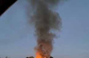 Feuerwehr Offenburg: FW-OG: Brand eines Strohballenlagers - NINA-Warnung ausgelöst