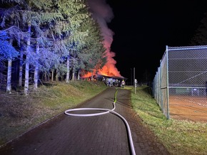 FW-OE: Vereinsheim brennt vollständig nieder