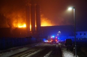 Feuerwehr Flotwedel: FW Flotwedel: Gro&szlig;brand bei Recyclingbetrieb in Eicklingen - Rund 150 Einsatzkr&auml;fte im stundenlangen Einsatz
