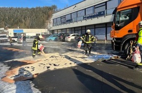 Feuerwehr Lennestadt: FW-OE: Auslaufende Betriebsstoffe in Lennestadt-Altenhundem
