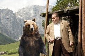 SAT.1: Bulle trifft Bär: Ottfried Fischer dreht gemeinsam mit einem waschechten Braunbären "Der Bulle von Tölz"