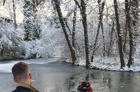 Feuerwehr Stuttgart: FW Stuttgart: Tierrettung Riedsee - Hund in Eisfläche eingebrochen