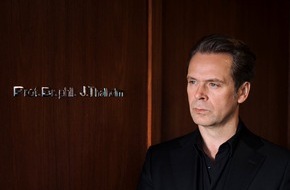 ZDF: Start der neuen ZDF-Krimiserie  "Professor T." / Matthias Matschke spielt genialen, gefürchteten Kölner Uni-Prof und Kripo-Berater (FOTO)