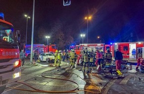 Feuerwehr Essen: FW-E: Schwerer Verkehrsunfall mit zwei PKW - Feuerwehr befreit zwei Insassen