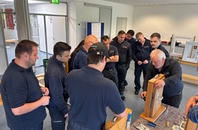 Feuerwehr Weinheim: FW Weinheim: Feuerwehr Weinheim baut Kompetenz bei T&uuml;r&ouml;ffnungen weiter aus