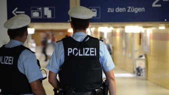 Bundespolizeidirektion München: Bundespolizeidirektion München: Stoß wegen zu geringem Abstand: 75-Jährige leicht verletzt