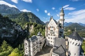 Allgäu GmbH: Neuschwanstein-Konzerte: Klassikgenuss in exklusivem Ambiente. Vom 21. bis 25. August 2024 wird der obere Schlosshof zur Freiluft-Konzertbühne.