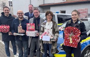Kreispolizeibeh&ouml;rde Euskirchen: POL-EU: Gemeinsam Freude schenken - Weihnachtsaktion der Polizei Euskirchen erneut ein voller Erfolg
