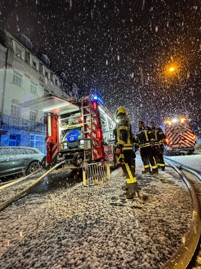 FW-NE: Feuer in einem Wohnhaus auf der Further Straße | Eine verletzte Einsatzkraft und erheblicher Sachschaden