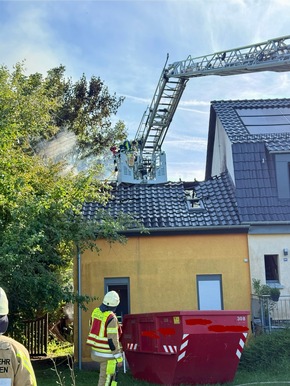 FW-EN: Dachstuhlbrand - Feuerwehr Hattingen verhindert &Uuml;bergreifen der Flammen