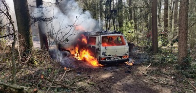 Polizeiinspektion Stade: POL-STD: VW-Bus gerät im Stader Wald in Brand - Feuerwehr kann Übergreifen auf Wald verhindern
