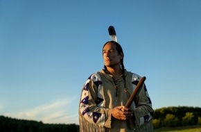 The HISTORY Channel: Von Leonardo DiCaprio produziert: Doku-Event "Sitting Bull" über legendären Anführer der Lakota - am 6. September auf dem HISTORY Channel