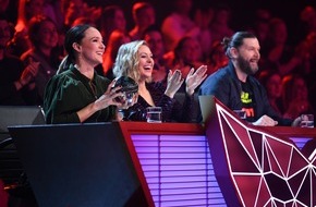 ProSieben: 6 Comedy-Preise, 8 Gold- plus 5 Platin-Platten und das berühmteste Telefonbuch Deutschlands rätseln im "The Masked Singer"-Rateteam am Dienstag