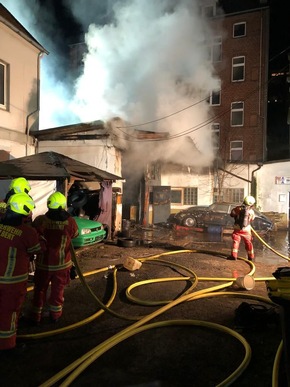 FW-Velbert: Werkstattbrand auf der Weststraße löst Großeinsatz der Feuerwehr aus