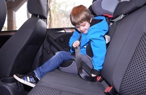 HUK-COBURG: Tipps für den Alltag / Kind immer im Blick haben / Eltern müssen darauf achten, dass Kinder während der Autofahrt angeschnallt bleiben (FOTO)