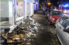 Polizei Aachen: POL-AC: Altpapier in Brand gesteckt - Schaufenster und geparkte Autos beschädigt