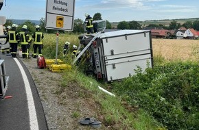 Kreispolizeibehörde Höxter: POL-HX: Transporter rutscht in Graben und kippt zur Seite