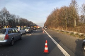Feuerwehr Ratingen: FW Ratingen: Auffahrunfall von sechs PKW auf der Autobahn