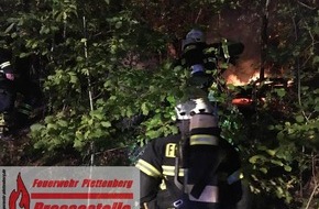 Feuerwehr Plettenberg: FW-PL: OT-Stadtmitte. Unklare Brandmeldung in Nähe eines Discountermarktes. Unrat brannte in Uferböschung.