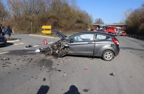 Kreispolizeibehörde Höxter: POL-HX: Frontalzusammenstoß auf der B252 bei Peckelsheim