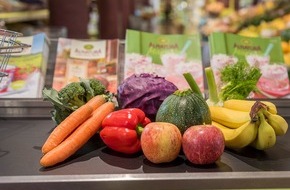 Alnatura Produktions- und Handels GmbH: Alnatura gibt der Plastiktüte einen Korb: Bio-Händler schafft Plastik-Einwegtüten für Obst und Gemüse ab