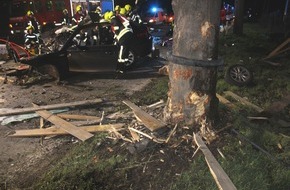 Kreispolizeibehörde Kleve: POL-KLE: Rees - Tödlicher Verkehrsunfall / Zwei Mitfahrer sterben noch an Unfallstelle