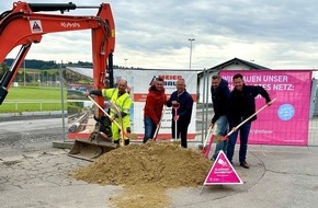 Deutsche Telekom AG: Glasfaser für Aidenbach: Baustart mit Spatenstich
