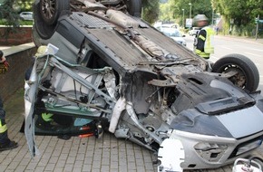 Polizei Hagen: POL-HA: Auto überschlägt sich bei Unfall