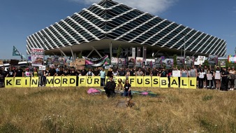 VETO Tierschutz: Gro&szlig;demonstration: 200 Menschen protestieren gemeinsam mit VETO Tierschutz und Nathan Goldblat in Herzogenaurach gegen Massent&ouml;tungen von Hunden f&uuml;r die WM 2030 in Marokko