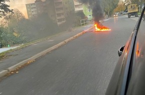 Polizei Mettmann: POL-ME: Benzinkanister auf Straße in Brand gesetzt - die Polizei ermittelt - Wülfrath - 2110129