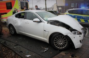 Polizei Paderborn: POL-PB: Polizei stellt mit Haftbefehl gesuchten Mann nach Unfall mit Fahrerflucht