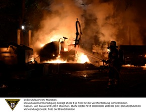 FW-M: Kabeltrommeln und Baufahrzeuge in Brand (Obersendling)