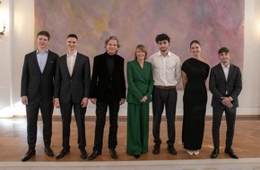 Children for a better World e.V.: Engagierte Jugendliche aus Baden-Württemberg mit dem CHILDREN JUGEND HILFT Preis in Berlin geehrt