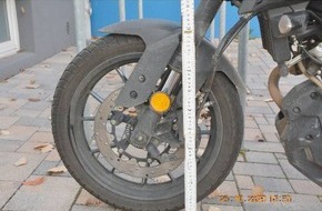 Polizeiinspektion Hameln-Pyrmont/Holzminden: POL-HM: Motorrad beschädigt - Polizei sucht Fahrer eins dunklen BMW