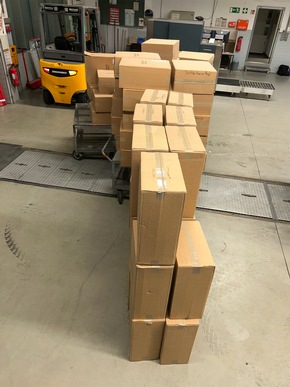 HZA-R: Zoll zieht 3.000 Stangen unversteuerte Zigaretten auf der A6 bei Wernberg-K&ouml;blitz aus dem Verkehr / Mithilfe von Gro&szlig;r&ouml;ntgentechnik decken Z&ouml;llner umfangreichen Zigarettenschmuggel auf