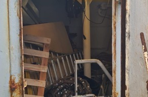 Hauptzollamt Stralsund: HZA-HST: Nicht gut genug versteckt ./. Stralsunder Zoll findet 12.000 Stück versteckte Zigaretten und 2,5 kg Tabak auf Frachter im Rostocker Fischereihafen