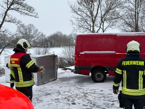 FW-AUR: Umgestürzter Anhänger versperrt Fahrbahn