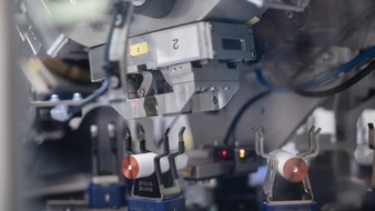 V4Smart baut mit MHP voll digitalisierte Batteriezellenfertigung auf