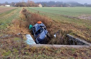 Freiwillige Feuerwehr Horn-Bad Meinberg: FW Horn-Bad Meinberg: Schwerer Verkehrsunfall am Freitag Vormittag - eine Person bei Alleinunfall im PKW eingeschlossen
