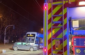 Feuerwehr Gelsenkirchen: FW-GE: Pkw kollidiert mit Straßenbahn / Feuerwehr befreit Fahrzeuginsassen aus verunfalltem Pkw