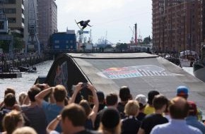 Hamburg Tourismus GmbH: Die HafenCity Hamburg als Kulisse der weltbesten Wakeboarder beim "Red Bull Rising High" (BILD)